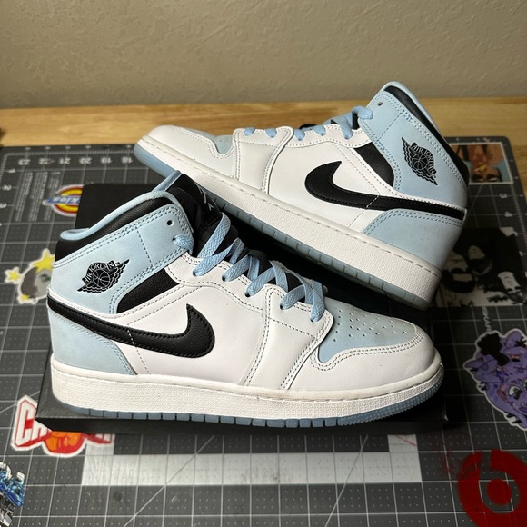 Air Jordan 1 ‘Icy Blue’ - Picture 1 of 3